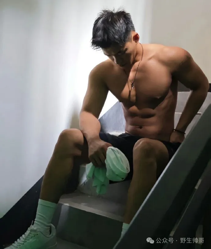 沙发上查擦汗的野生男太帅了，喜欢他！