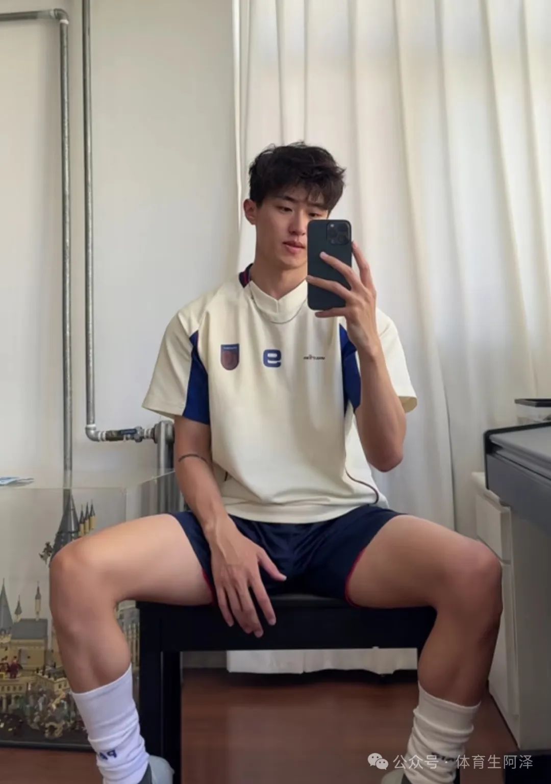 直男体育生被网友赞称 gay 圈天菜，白袜只是流量密码......