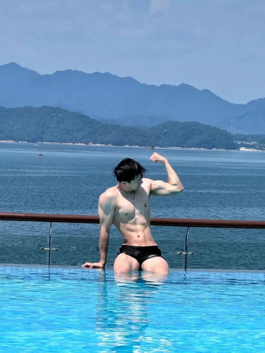 宽肩窄腰的肌肉大弟弟，我一个直男都可以了 ​​​！