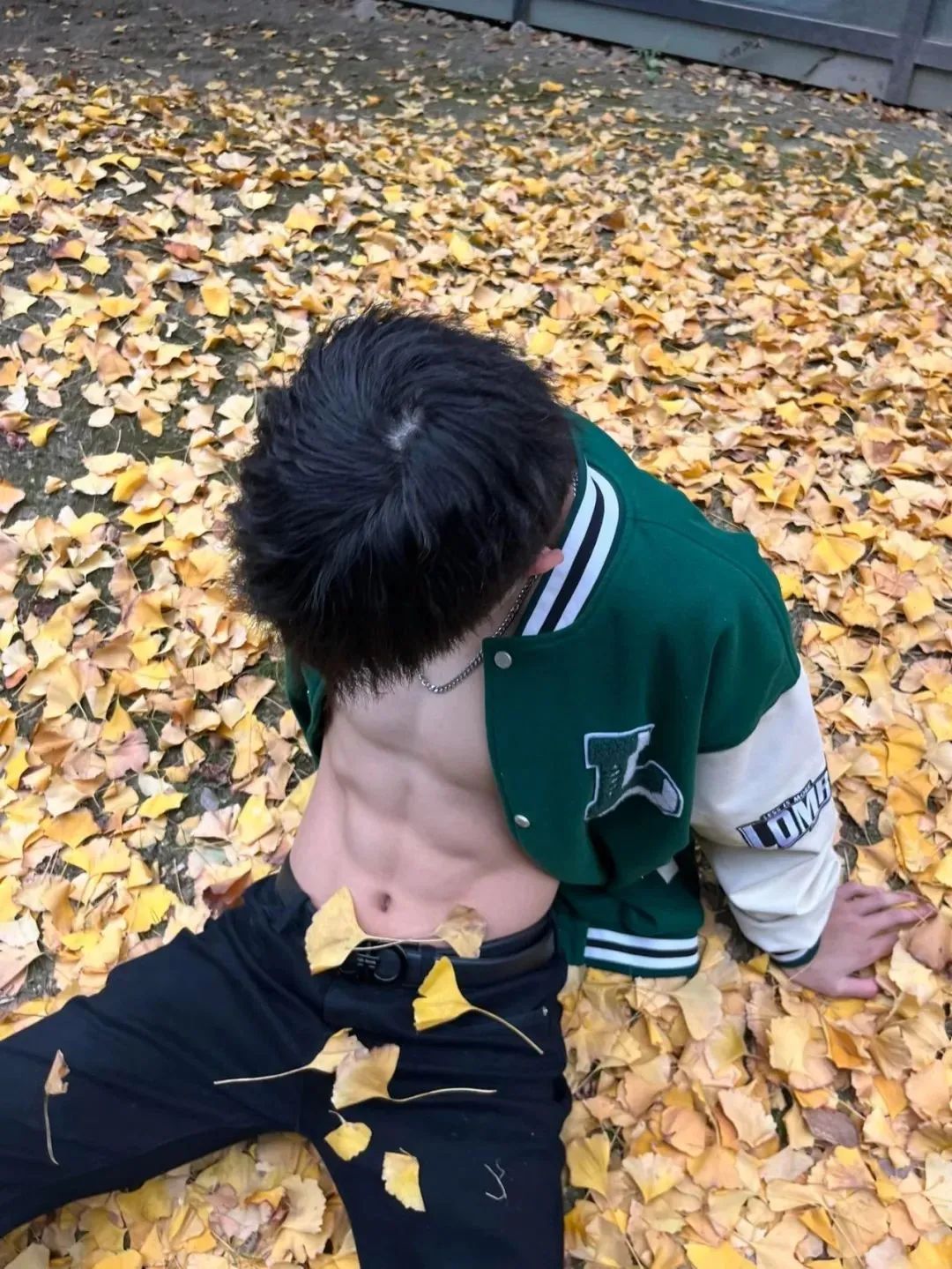 宽肩窄腰的肌肉大弟弟，我一个直男都可以了 ​​​！