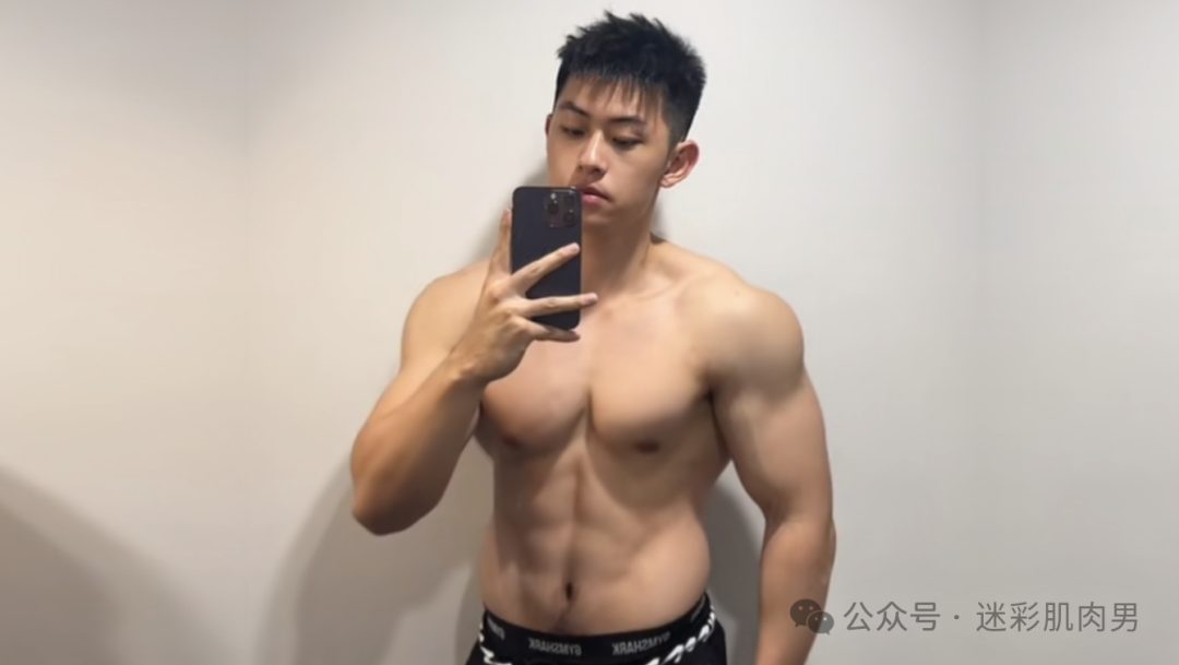 你们的新老公自拍来啦！这样穿长腿太勒了啊啊啊！