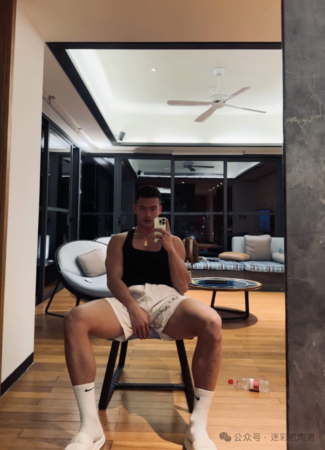 成都 21 的寸头痞子体育生，00 后发育得也太好了！