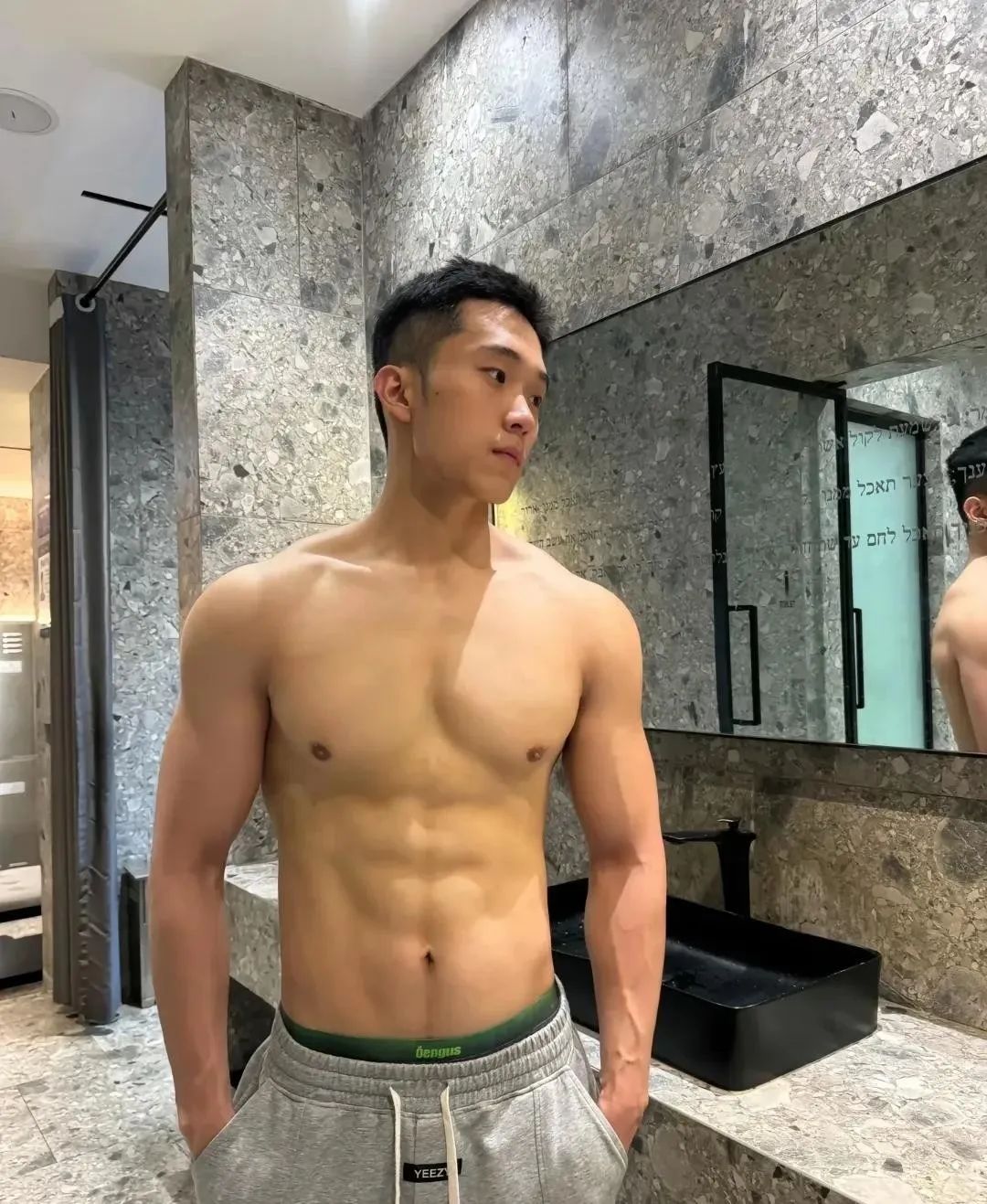 深夜还在工地上搬砖的肌肉小哥哥