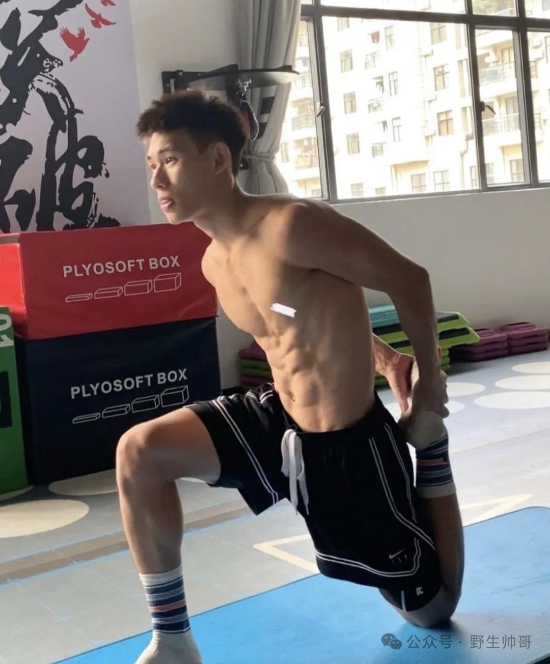 188CM 黑皮运动男大汗淋漓样子太爱了，长腿好强呀