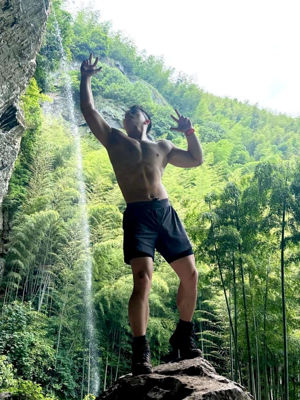 网友直呼杭州街头的肌肉法海，人尽可夫！