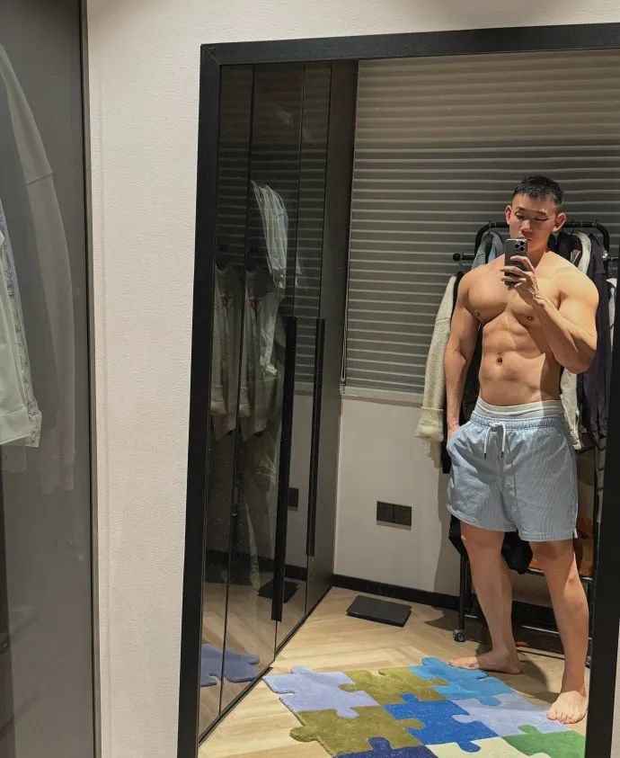 小蓝 X 推上 190cm 肌肉男时尚博主走红！