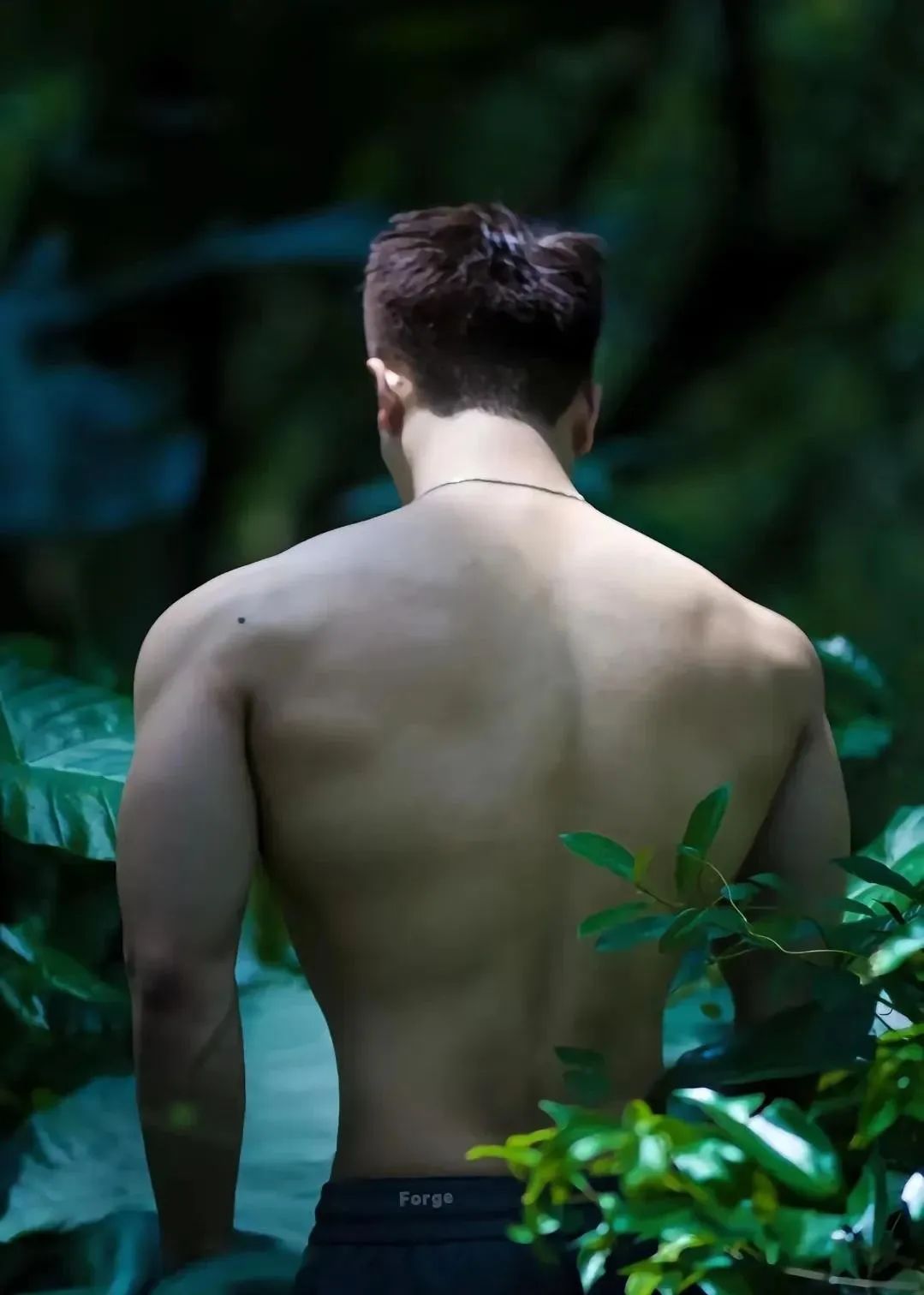 00 后运动黑皮肌肉小哥哥男人味十足