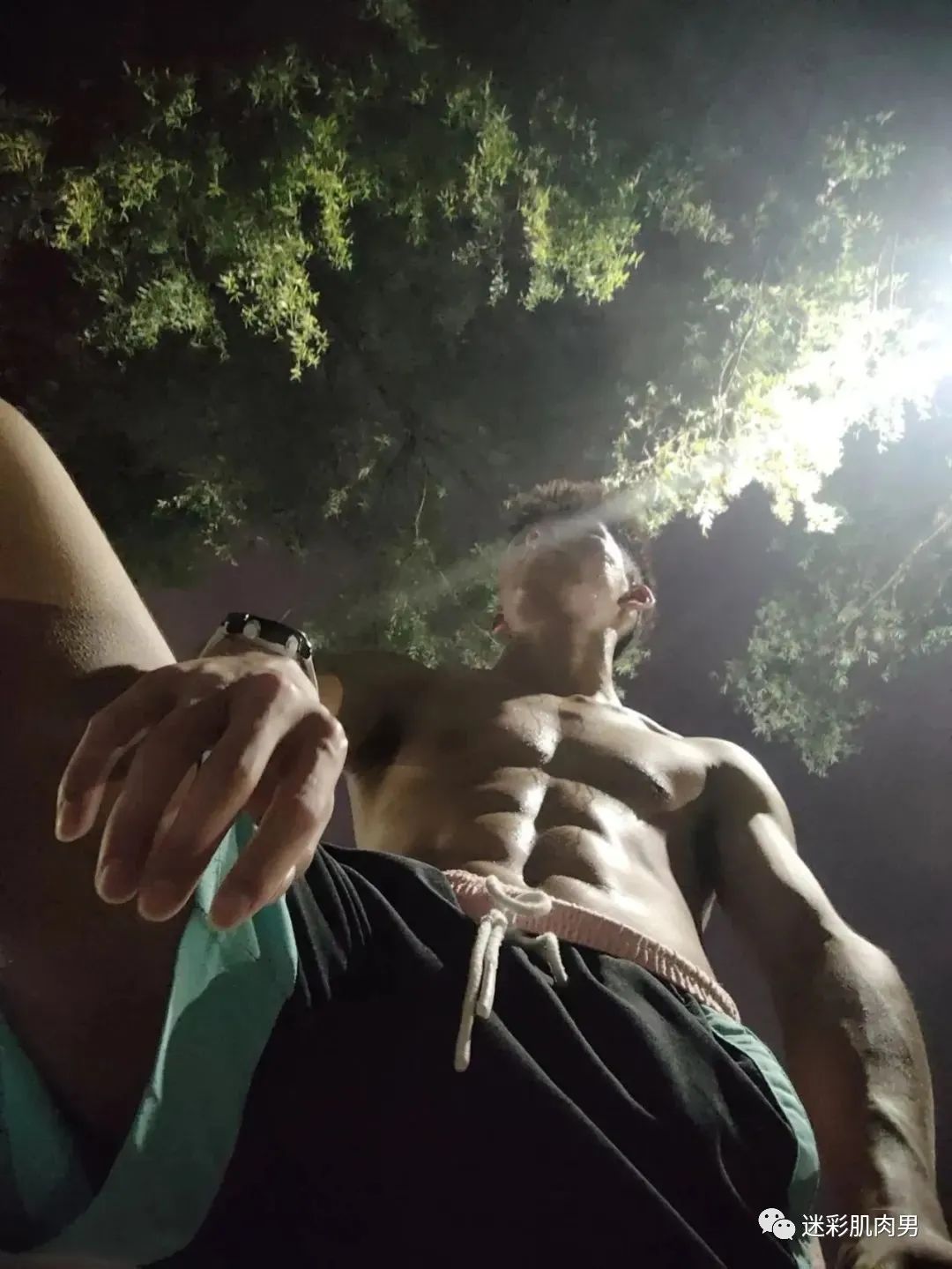 东北黑皮体育生太好看，湿透的腹肌！