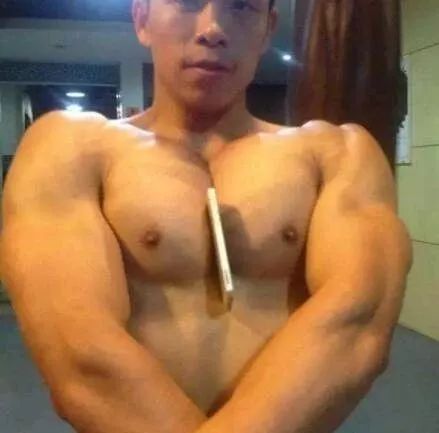 男生练出大胸肌能干嘛？这是我见过最骚的操作......