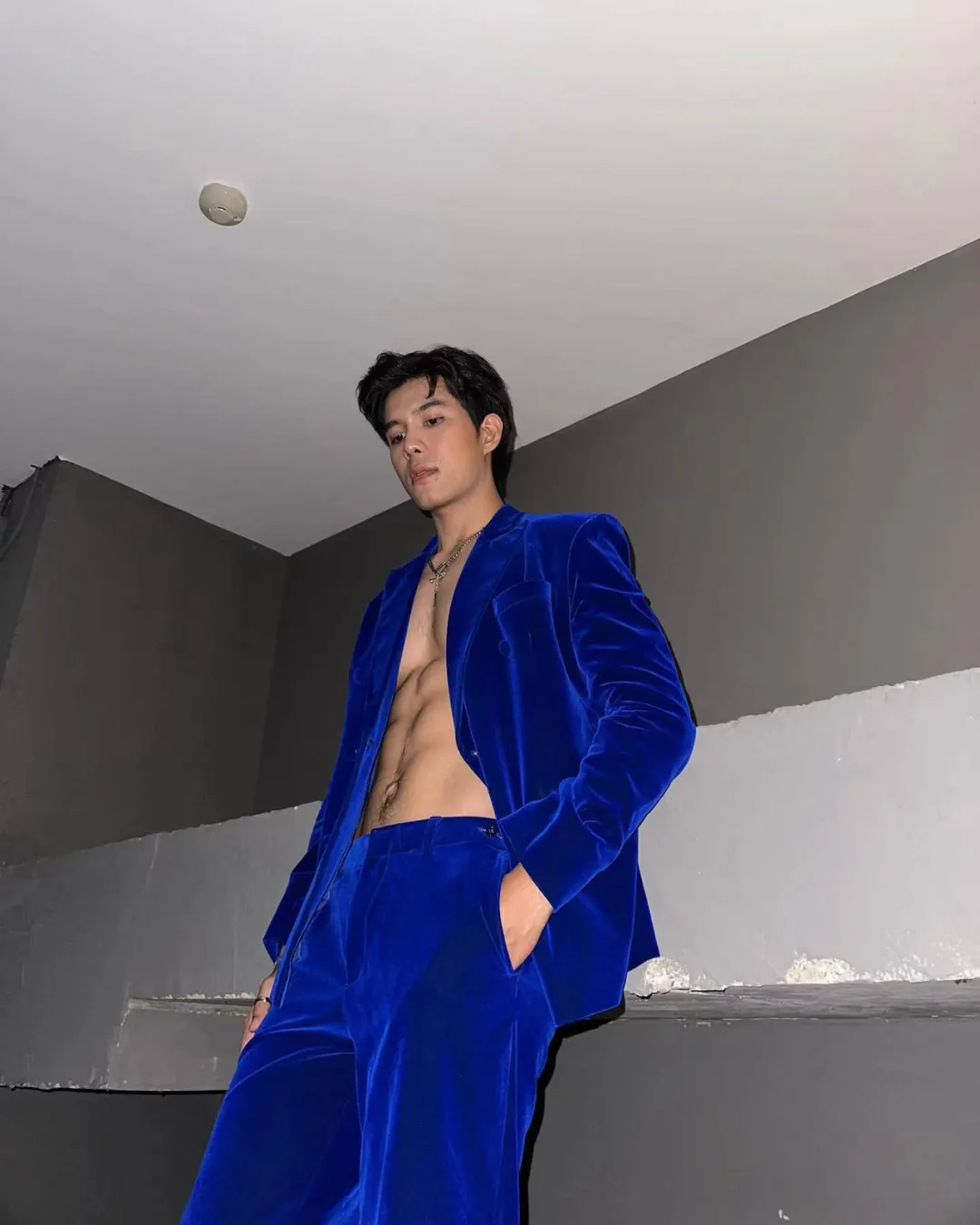 男明星撸铁都这么搞笑吗？腹毛好长好吸睛~