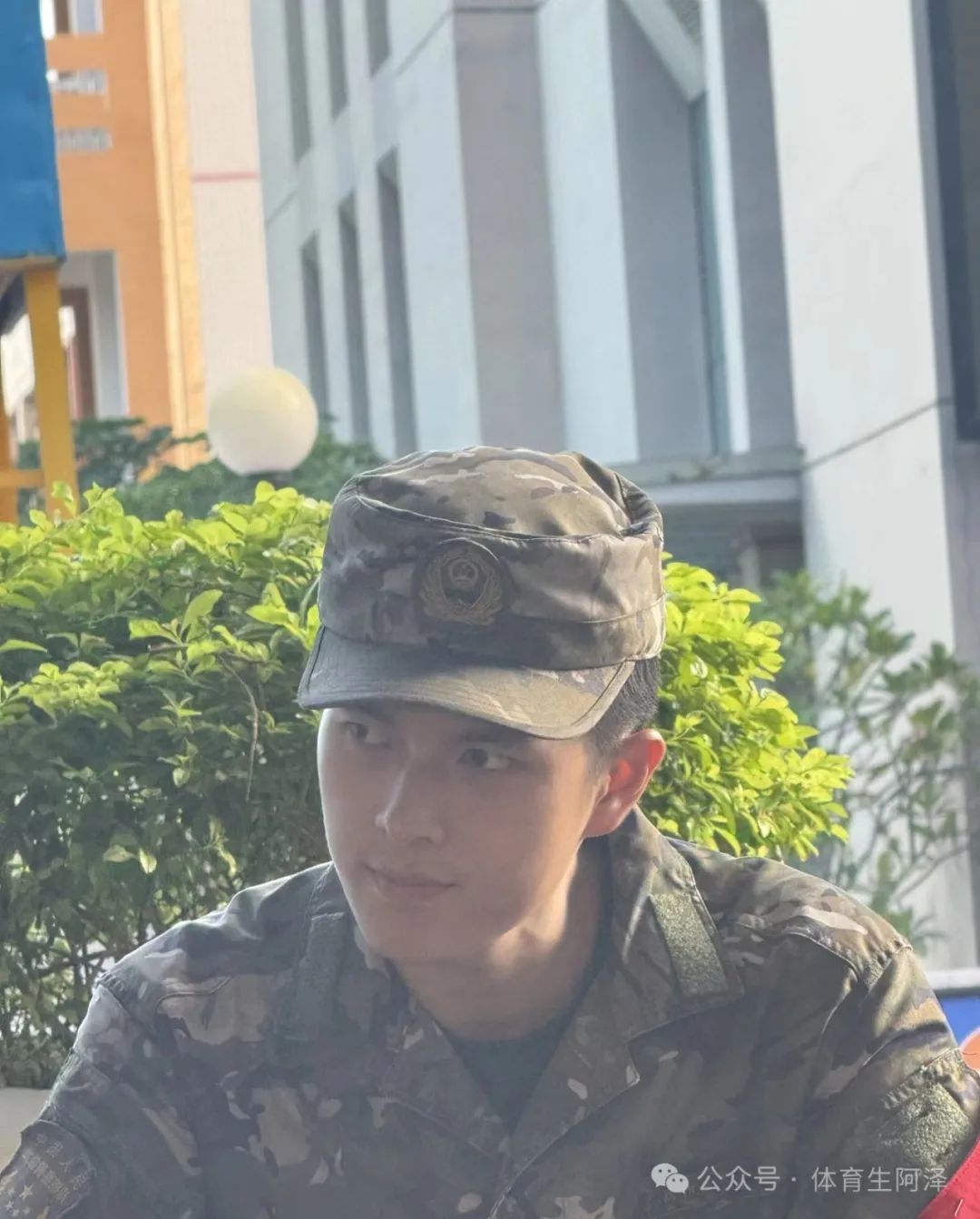 最帅教官已上线，185 大长腿，学弟直呼好喜欢......