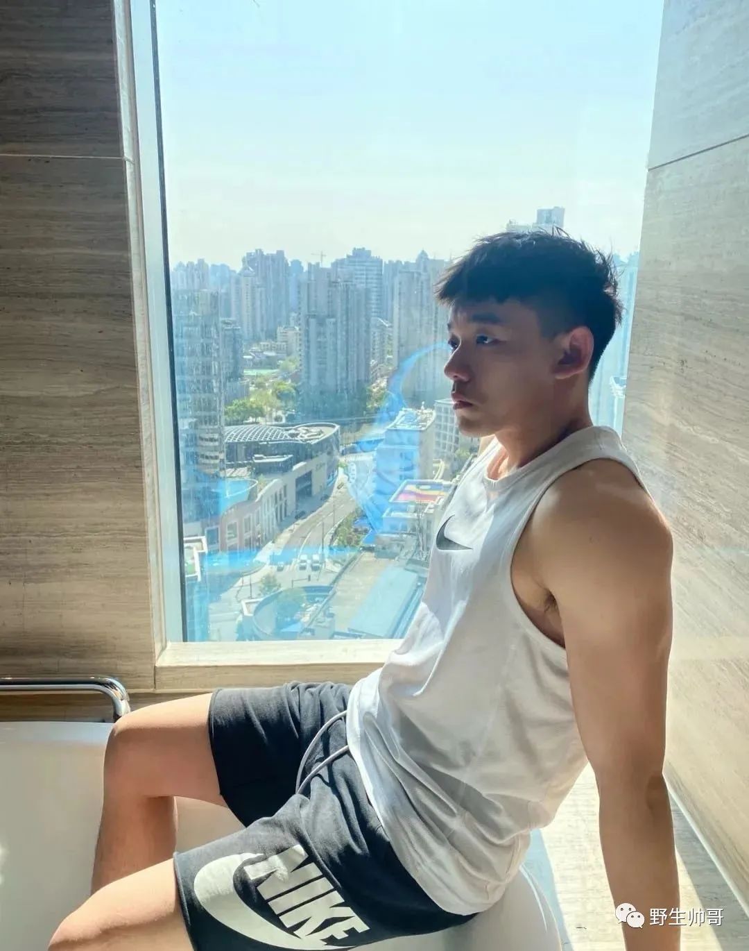 穿运动裤嗮太阳的小哥哥，真好看