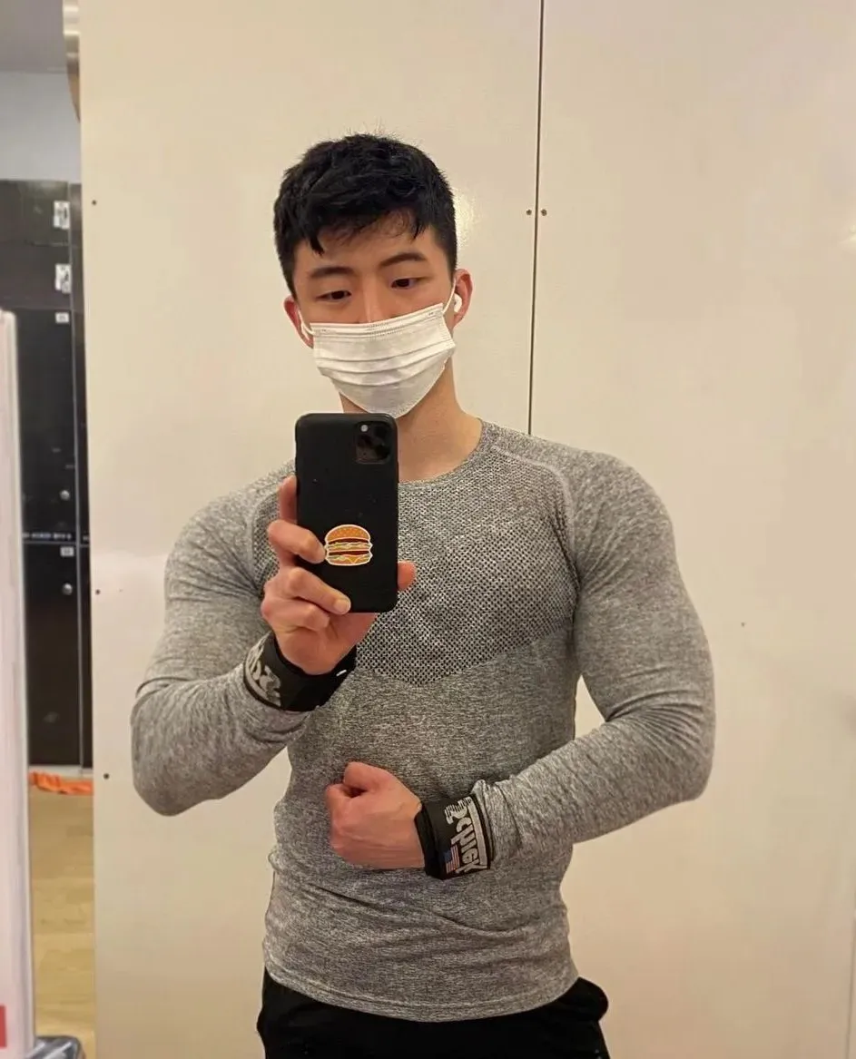 灰裤子小哥，长的俊俏！