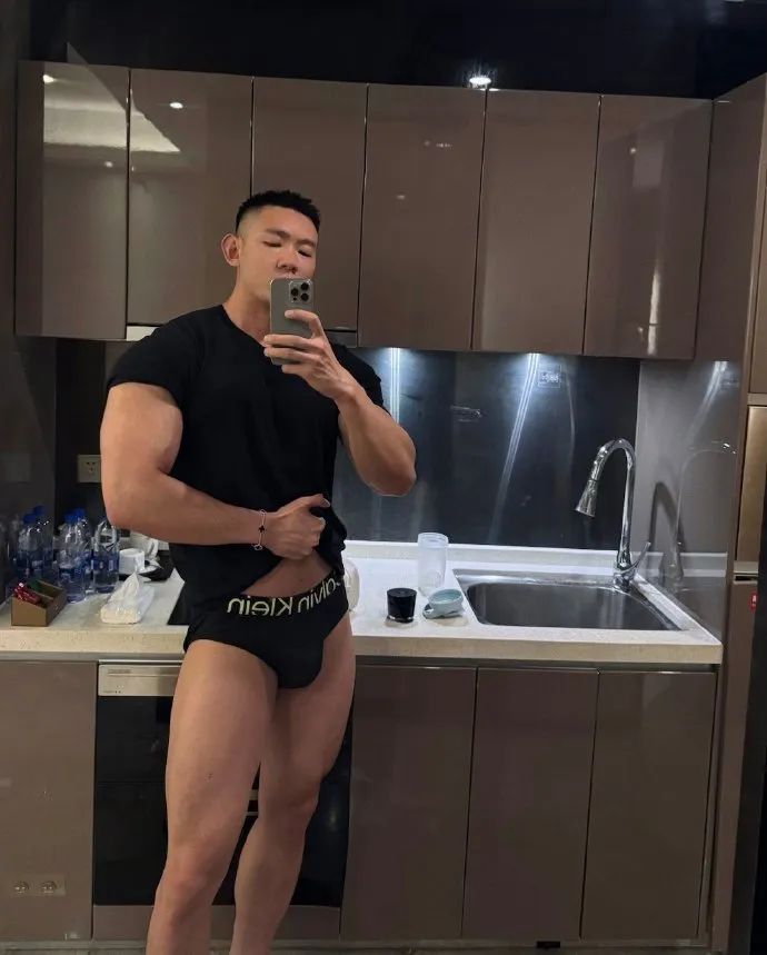 小蓝 X 推上 190cm 肌肉男时尚博主走红！