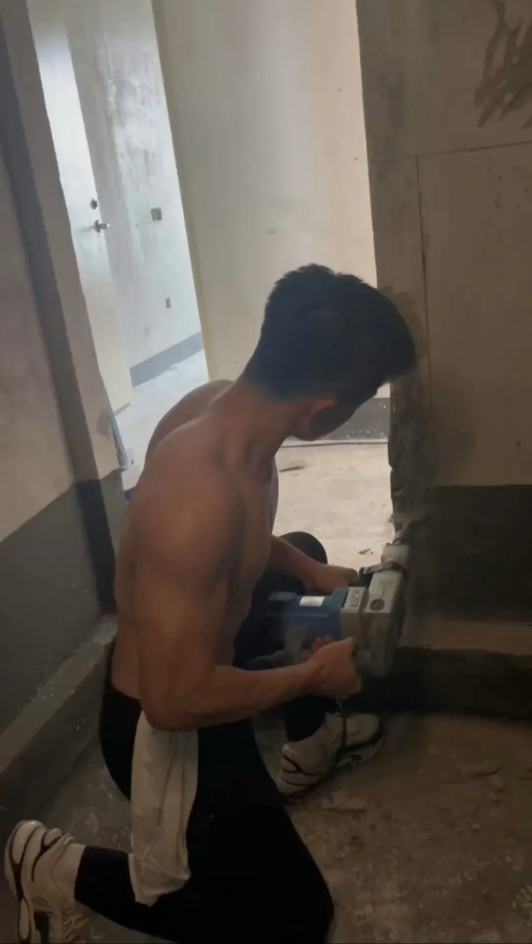 不穿衣服的维修工！网友辣评：让我来监工……