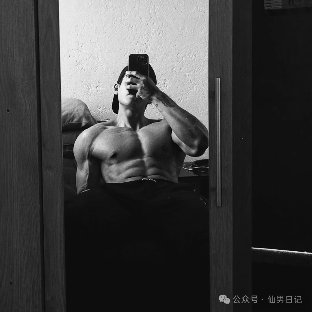 随地大小拍！这个新疆体育生秀肌肉火了……