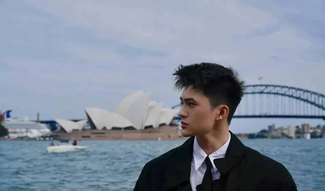 海边煜煜发光薄肌男,拍照姿势绝不是直男! 海边煜煜发光薄肌男,拍照姿势绝不是直男!