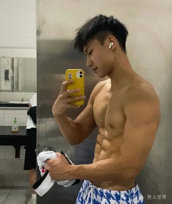 性张力拉满！钻石黑皮体育生，原生态男孩