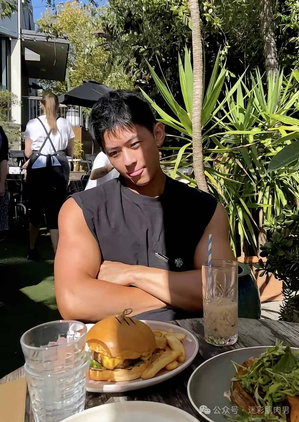 你们的新老公自拍来啦！这样穿长腿太勒了啊啊啊！