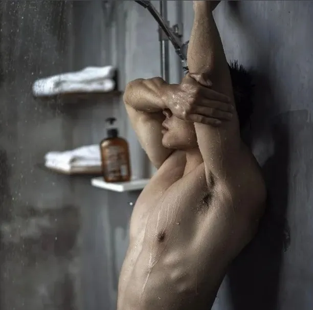 肌肉男洗澡到底有多好看？长得太壮啦！