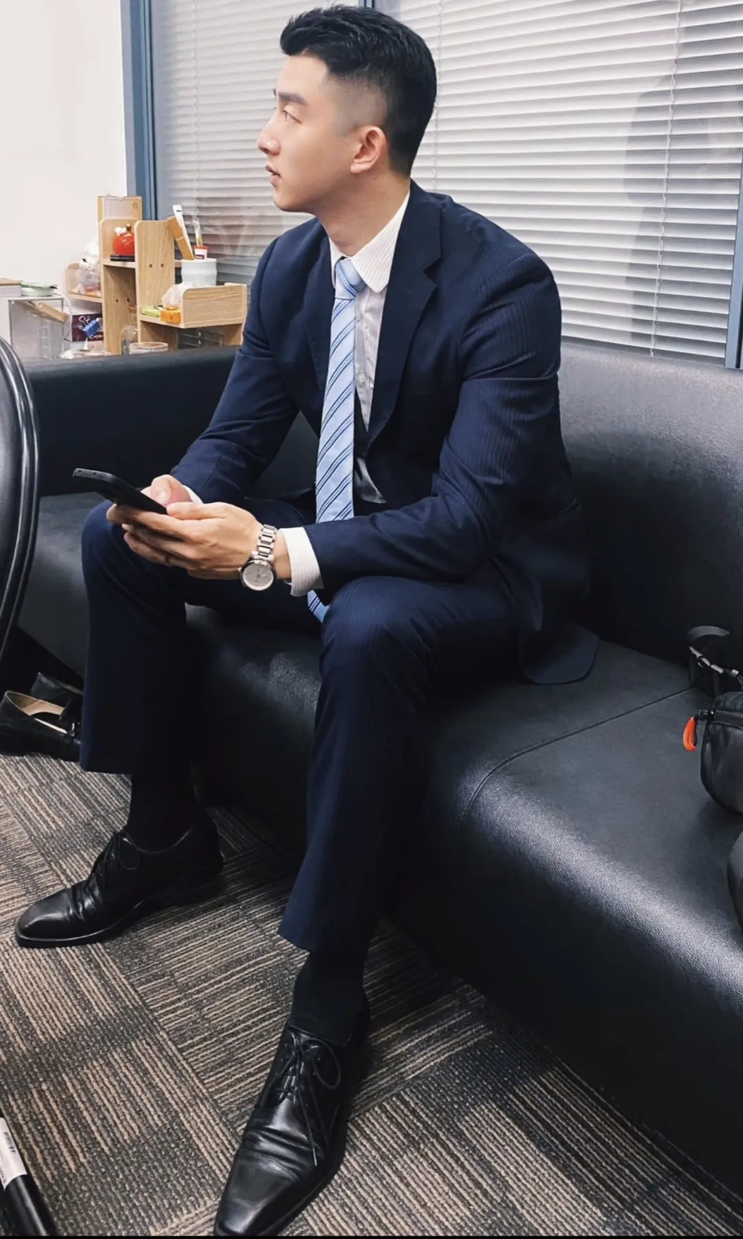 银行正装野生男穿运动裤太好看了！