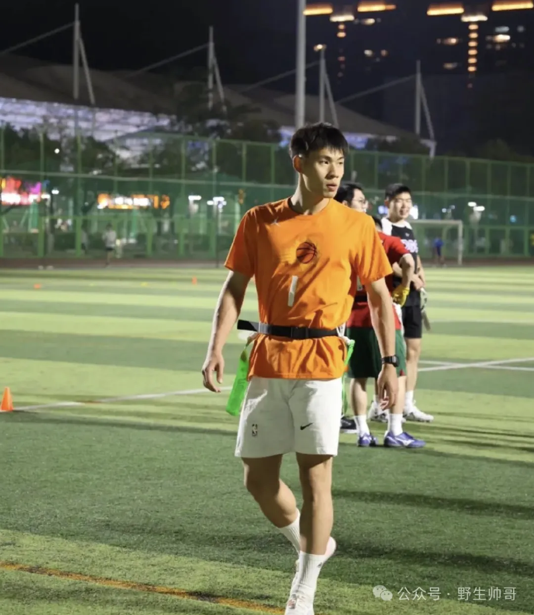 188CM 黑皮运动男大汗淋漓样子太爱了，长腿好强呀