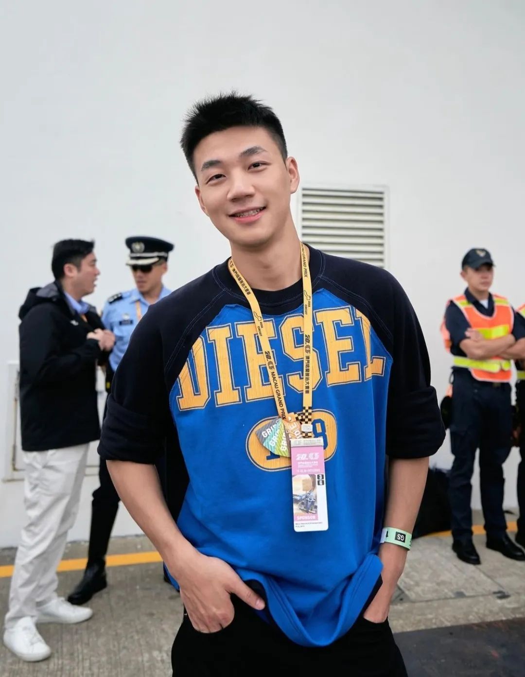 车展上这枚大鼻子小哥私照拔到啦，无码照太棒了！！