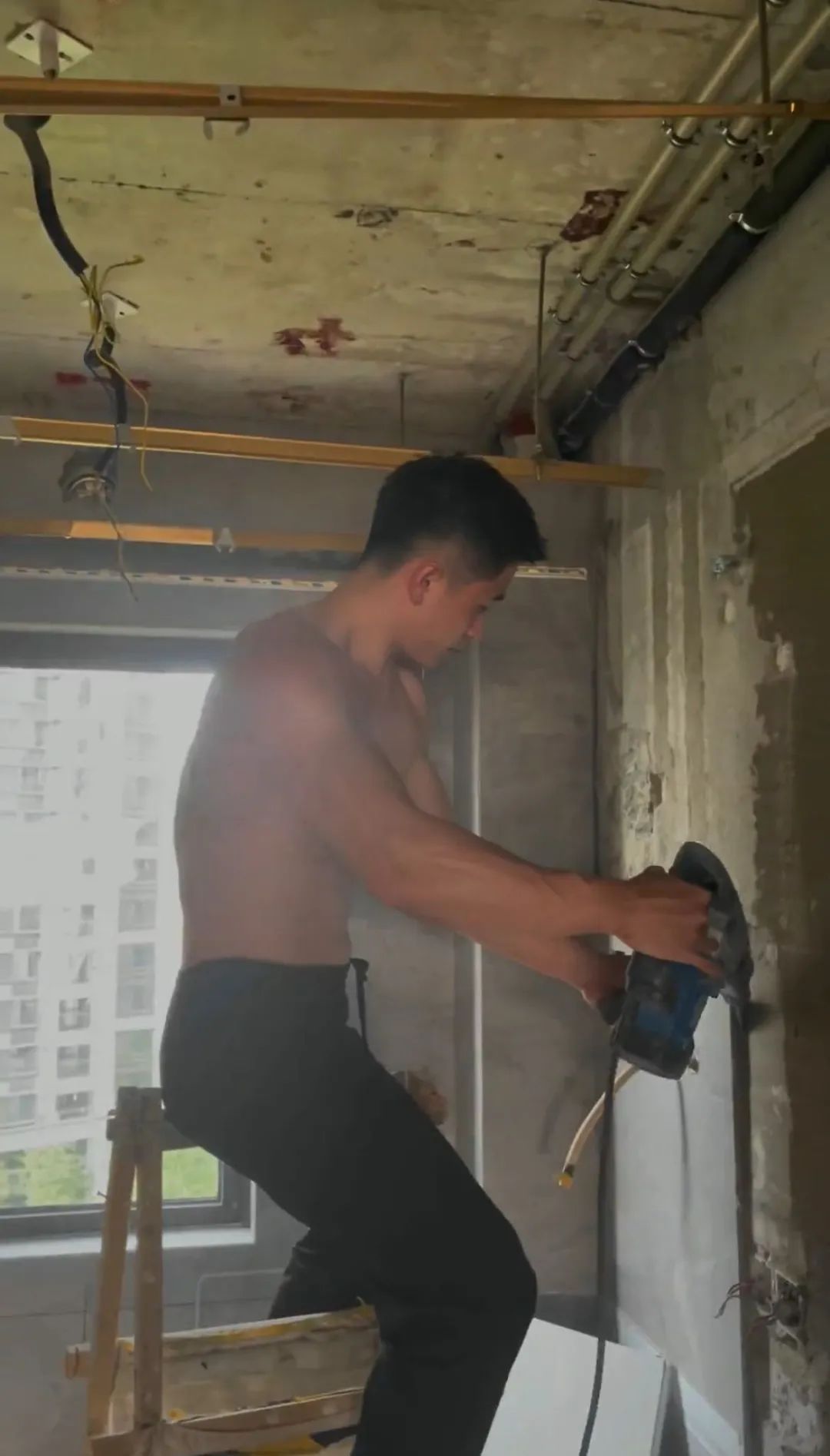 体育生转做维修工因太帅上热搜！