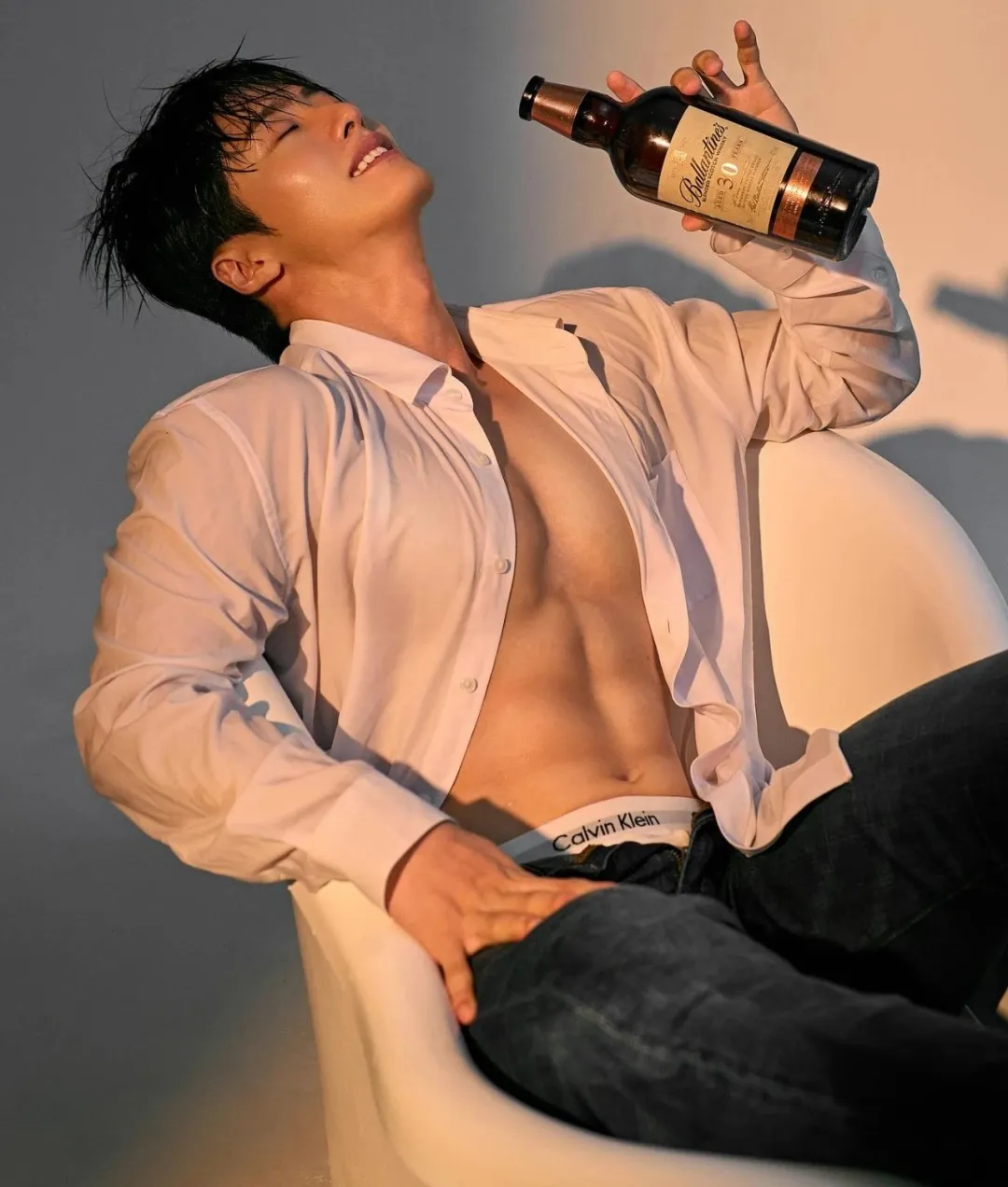 对小奶狗完全没有抵抗力！更何况他还有大块肌肉~