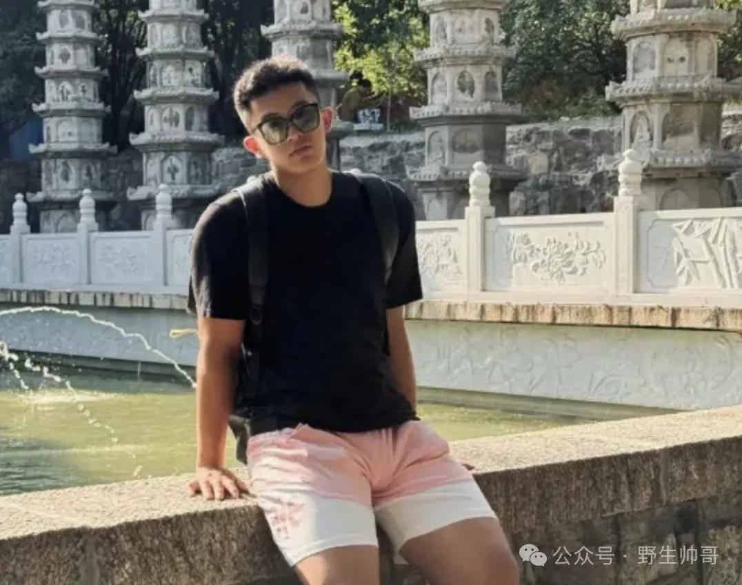 穿粉色短裤的大弟弟体育生被他吸引，谁能拒绝这样！