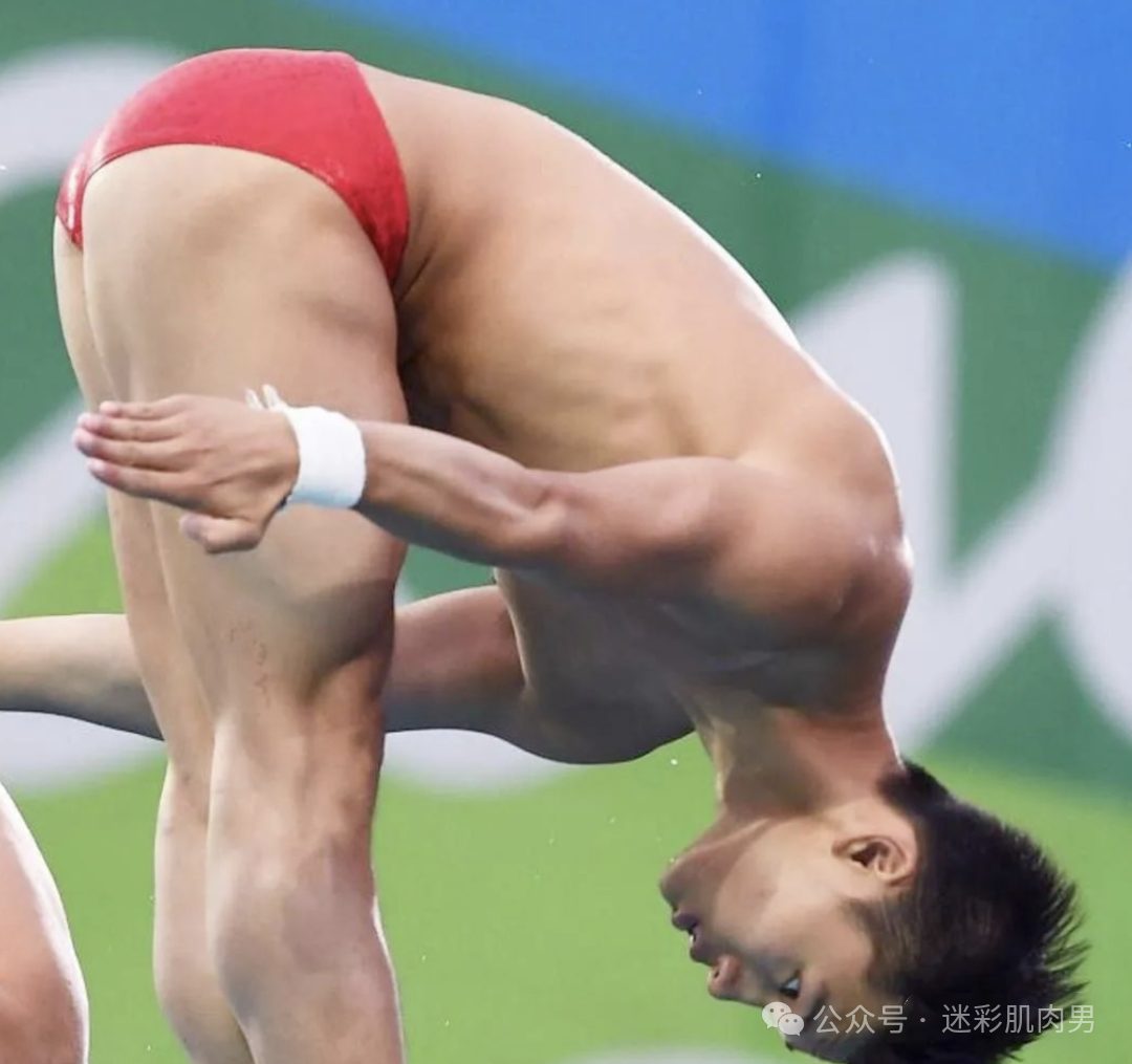 陈艾森被摸胸肌？大汗淋漓的样子太 MAN 真好看！