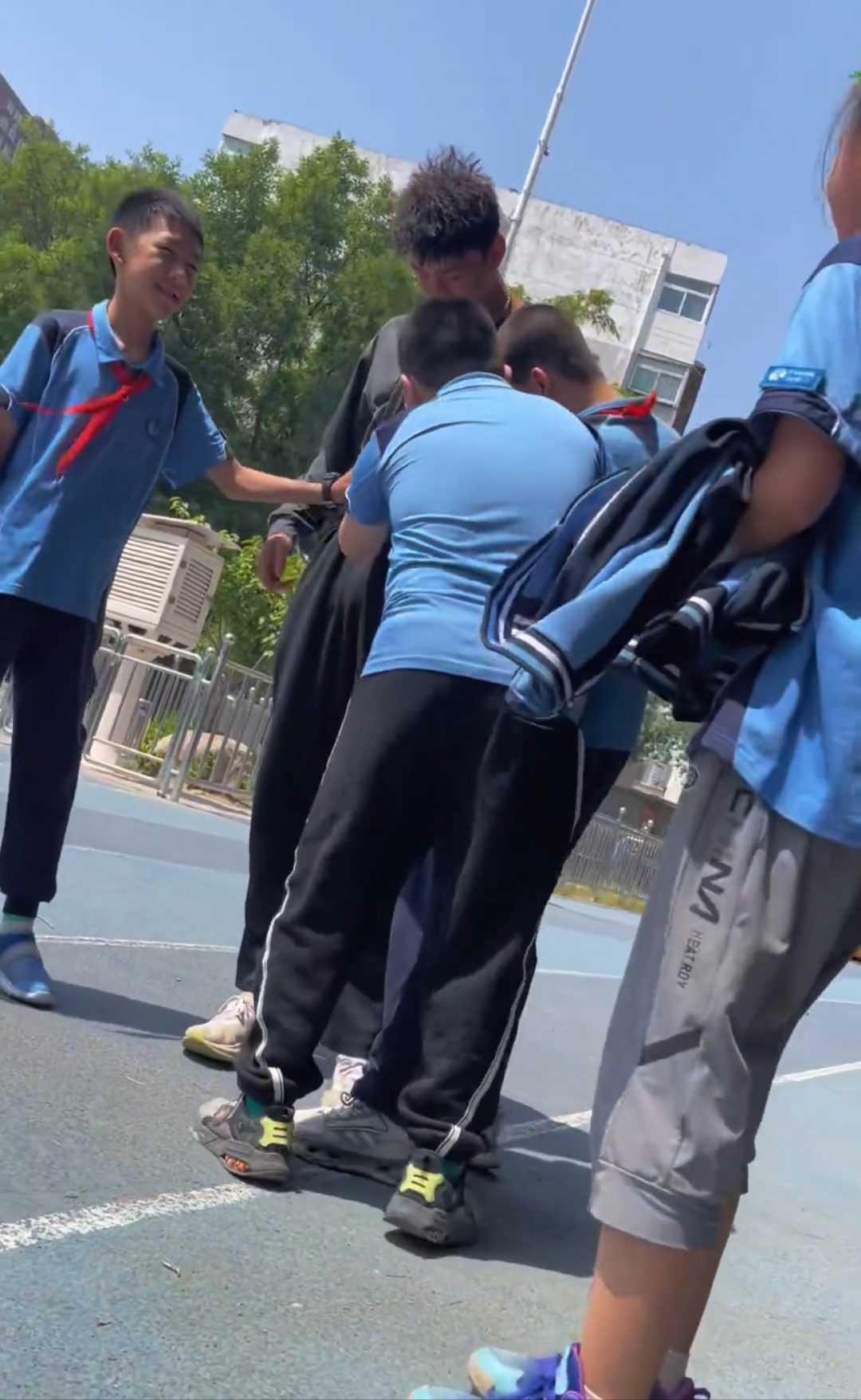 山西 190CM 体育生撩衣腹肌被摸，都爱长腿灰裤子！