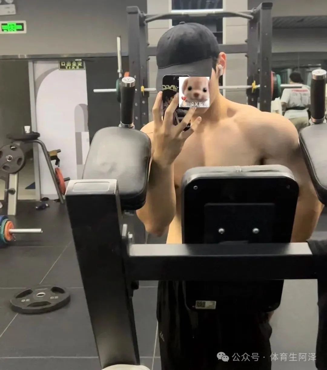 宽肩窄腰大狼狗，浴室拍照太诱人......