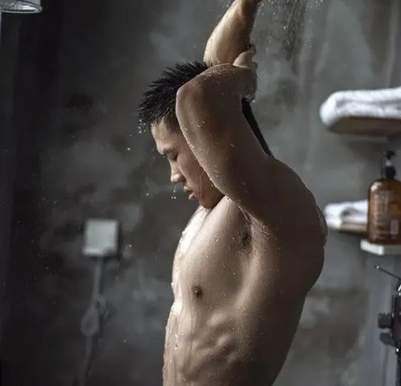 肌肉男洗澡到底有多好看？长得太壮啦！
