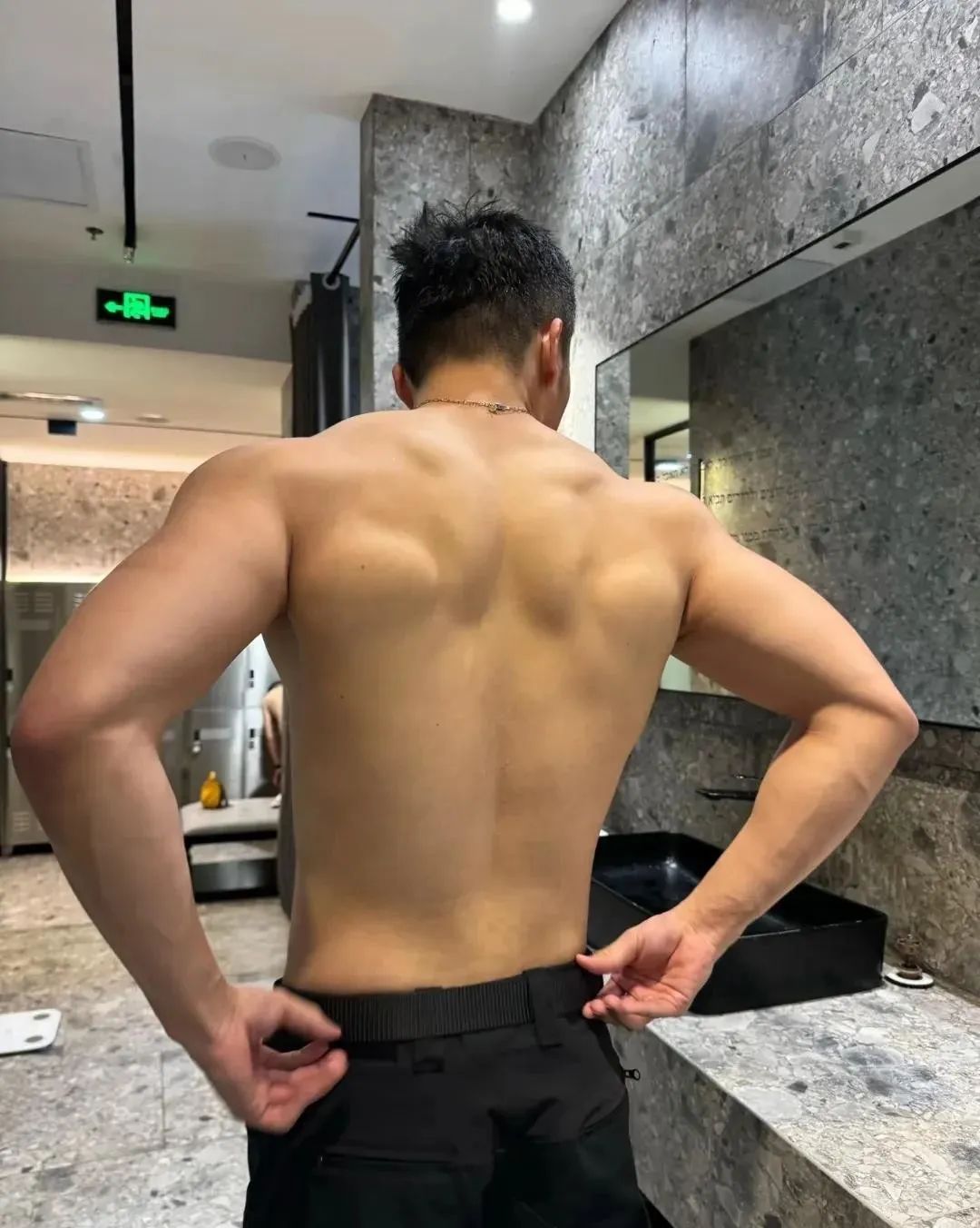 深夜还在工地上搬砖的肌肉小哥哥