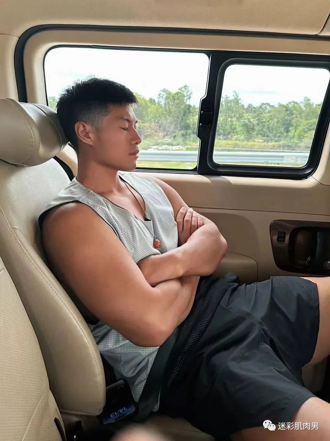 大长腿穿的真短自拍的运动男太帅了，真好看