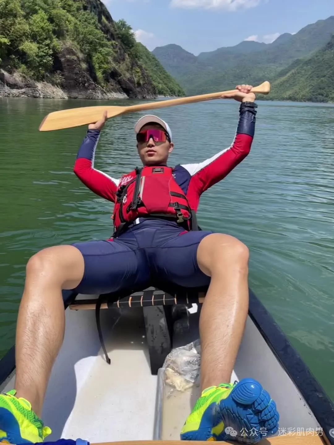 操场脱西裤运动的长腿男穿太紧？，强大实力挡不住了！