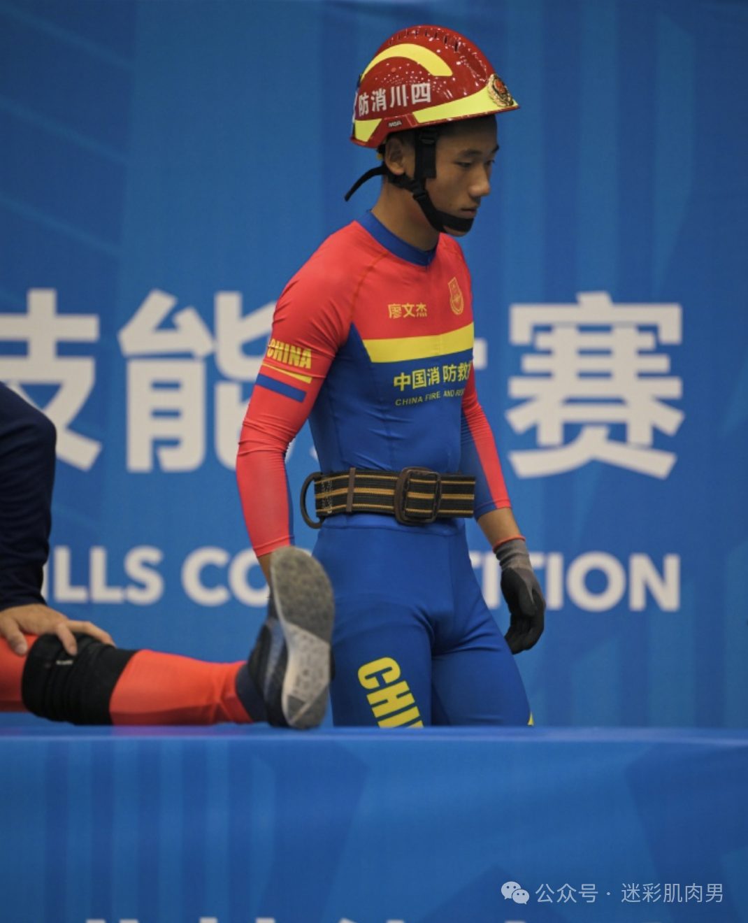 河南消防员小哥穿紧身裤比赛，实力强大不让人失望！
