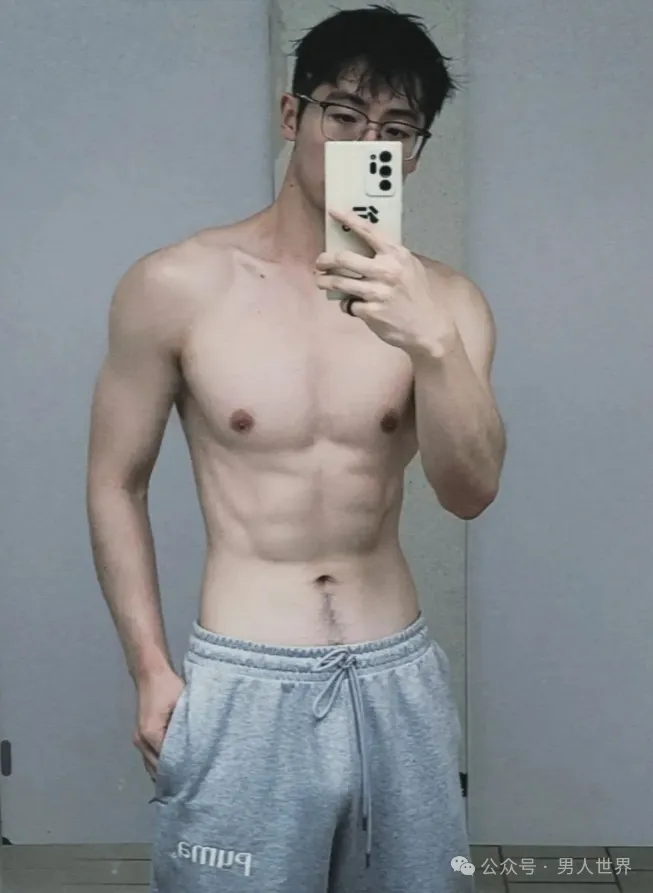 灰裤子和泳裤是钻石体育生的首选！