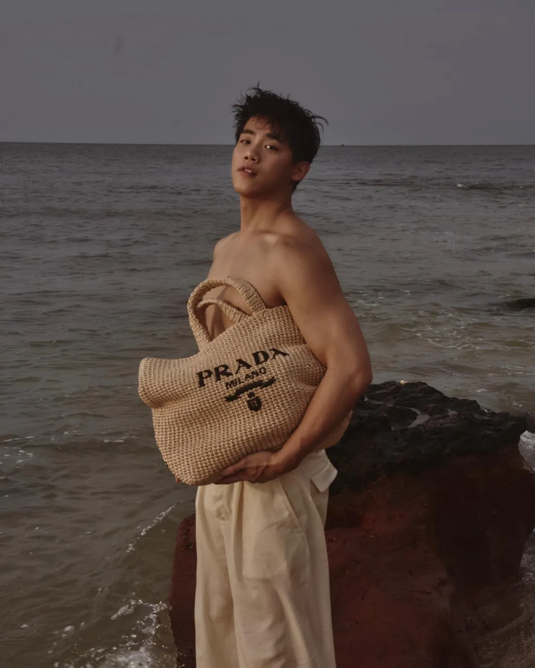 这个穿 CK 爱秀内裤边的男网红，真的好帅啊但歌好难听！