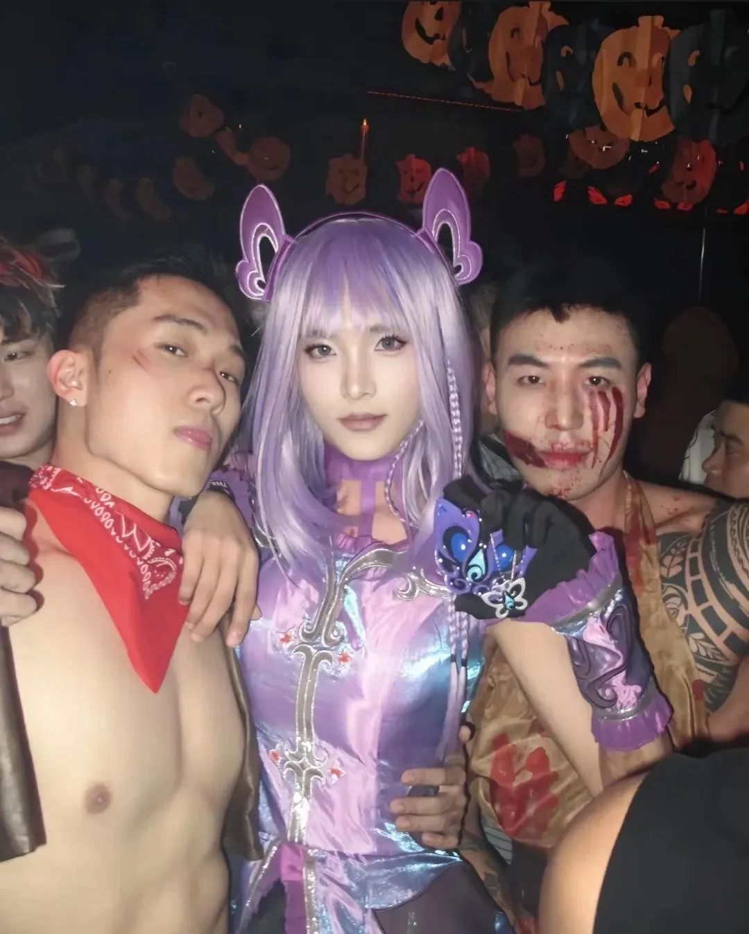 深夜还在工地上搬砖的肌肉小哥哥