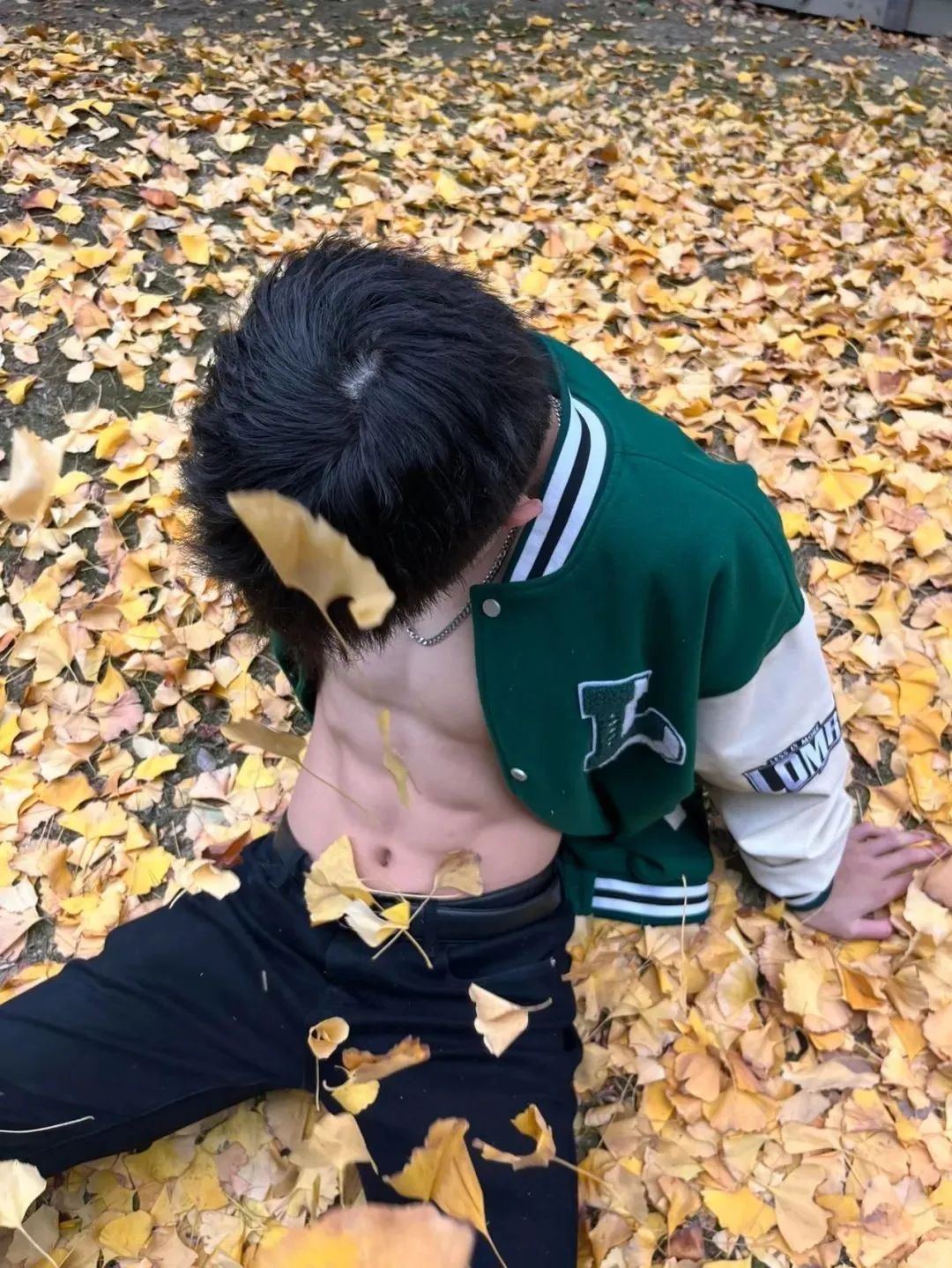 宽肩窄腰的肌肉大弟弟，我一个直男都可以了 ​​​！