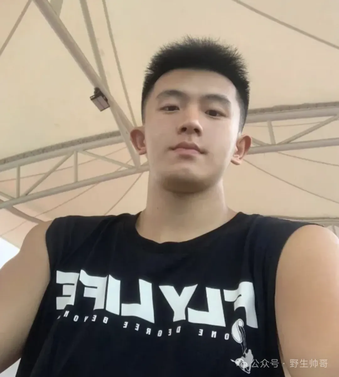 穿粉色短裤的大弟弟体育生被他吸引，谁能拒绝这样！