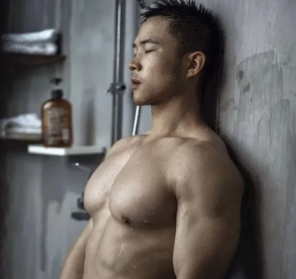 肌肉男洗澡到底有多好看？长得太壮啦！