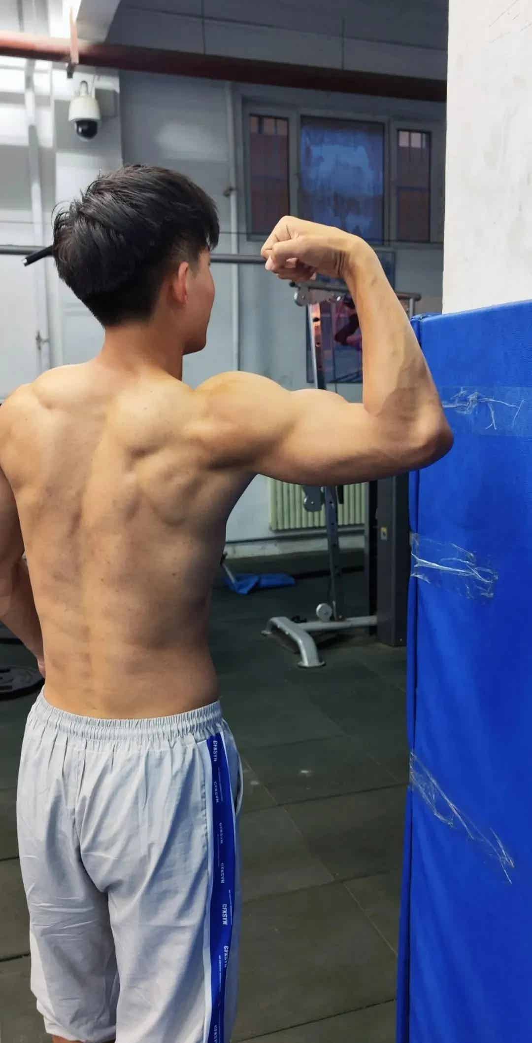 河北体育学院 18 岁男大，浴室自拍身材太完美！