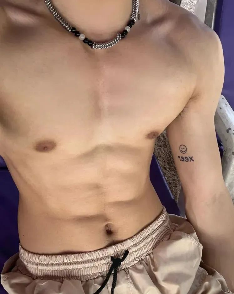 痞子范儿钻石男大，这肉体绝了~