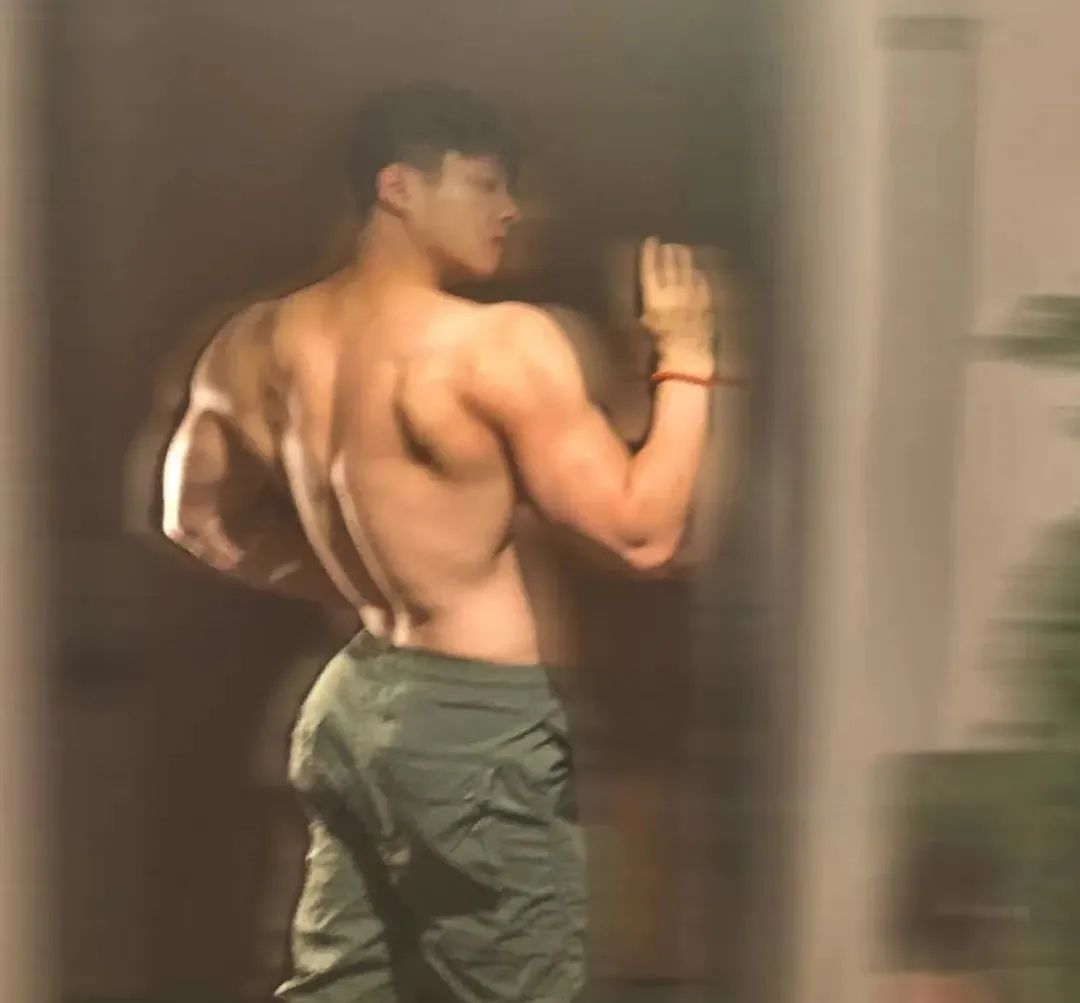 前体操冠军被斥成擦边主播？我还以为说的是他啊......