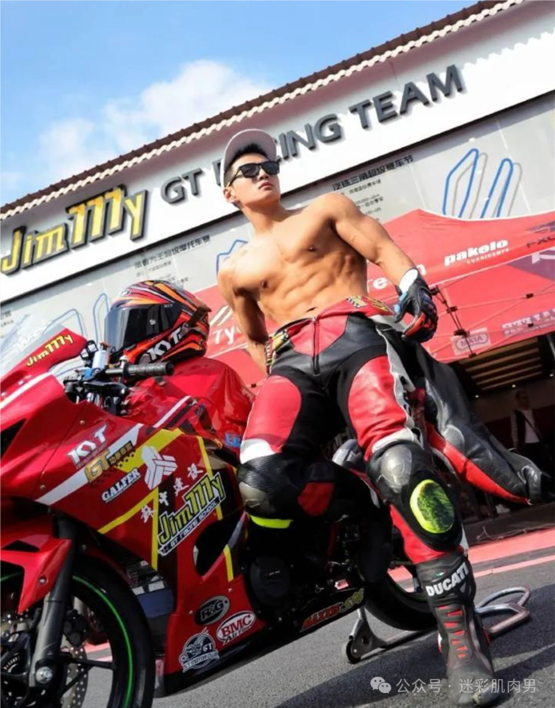 你们想要的灰裤子运动男司机来啦！腹肌爱啦了！