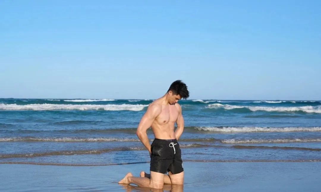 海边煜煜发光薄肌男，拍照姿势绝不是直男！