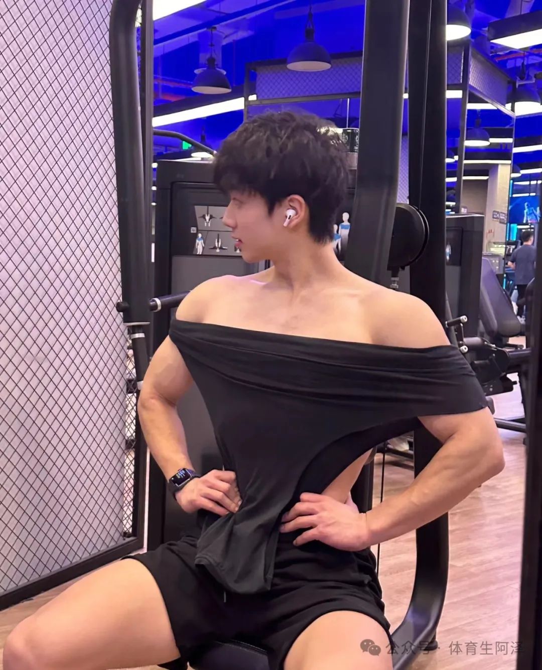 宽肩翘臀的腹肌小狼狗,健身房男的眼睛都看直了..... 宽肩翘臀的腹肌小狼狗,健身房男的眼睛都看直了.....